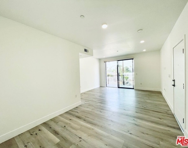 14612 Calvert Street - Photo Thumbnail 6