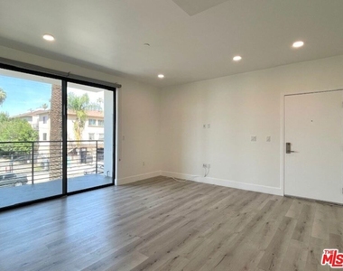 14612 Calvert Street - Photo Thumbnail 4