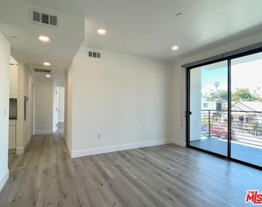 14612 Calvert Street - Photo Thumbnail 2