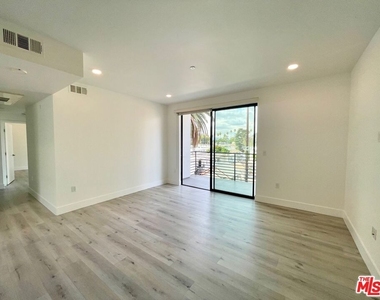 14612 Calvert Street - Photo Thumbnail 1