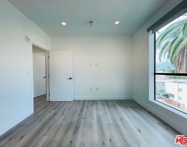 14612 Calvert Street - Photo Thumbnail 16