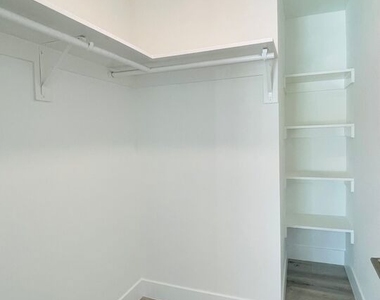 14612 Calvert Street - Photo Thumbnail 24