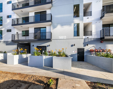 14612 Calvert Street - Photo Thumbnail 26