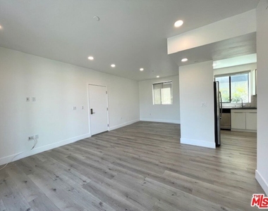 14612 Calvert Street - Photo Thumbnail 9