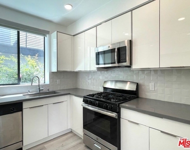 14612 Calvert Street - Photo Thumbnail 12