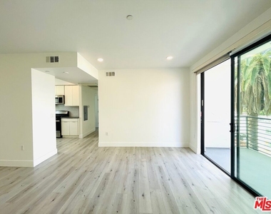 14612 Calvert Street - Photo Thumbnail 5