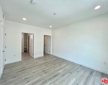 14612 Calvert Street - Photo Thumbnail 21