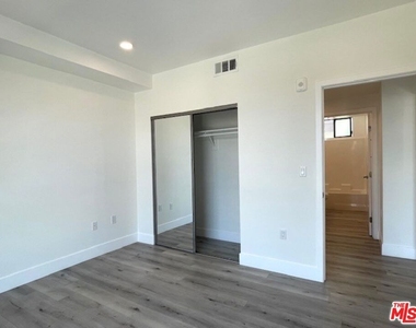14612 Calvert Street - Photo Thumbnail 14