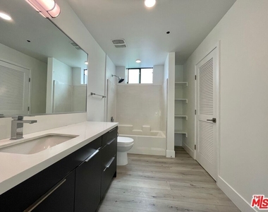14612 Calvert Street - Photo Thumbnail 22