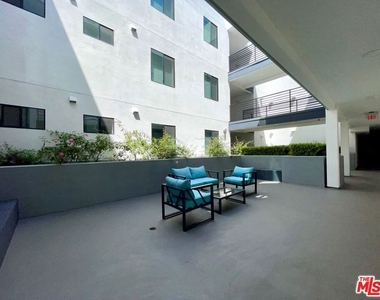 14612 Calvert Street - Photo Thumbnail 25