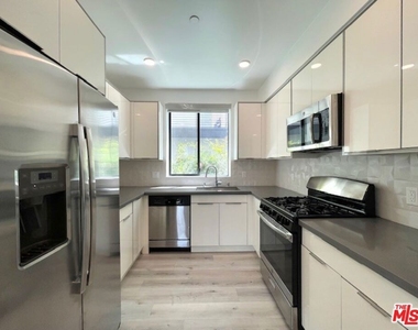 14612 Calvert Street - Photo Thumbnail 11