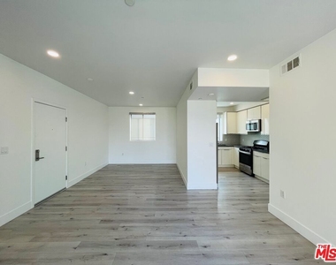 14612 Calvert Street - Photo Thumbnail 8