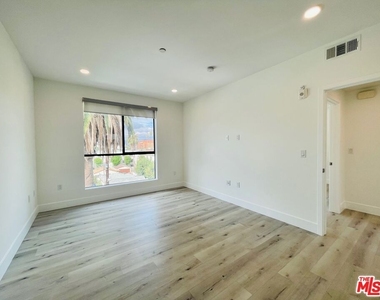 14612 Calvert Street - Photo Thumbnail 20
