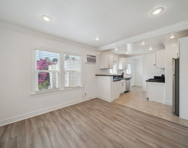 7942 Fountain Avenue - Photo Thumbnail 5