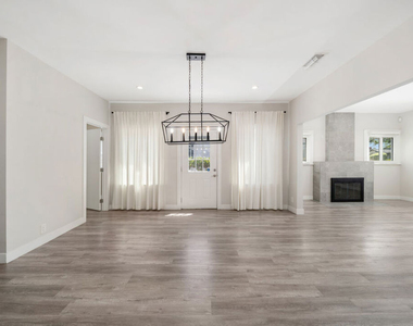 1821 W 42nd Place - Photo Thumbnail 3