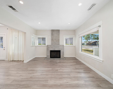 1821 W 42nd Place - Photo Thumbnail 2