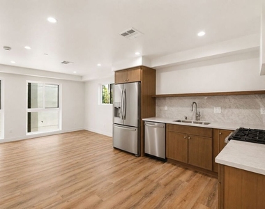 1122 N Beachwood Drive - Photo Thumbnail 2