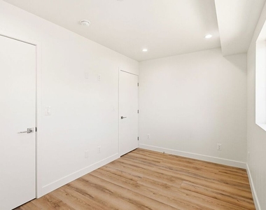 1122 N Beachwood Drive - Photo Thumbnail 6