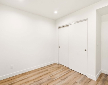 1122 N Beachwood Drive - Photo Thumbnail 5