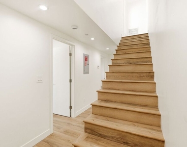 1122 N Beachwood Drive - Photo Thumbnail 3