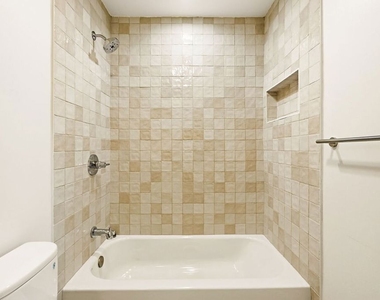 1122 N Beachwood Drive - Photo Thumbnail 7