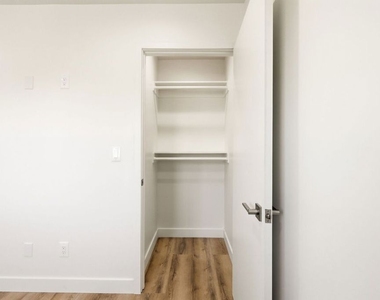 1122 N Beachwood Drive - Photo Thumbnail 9