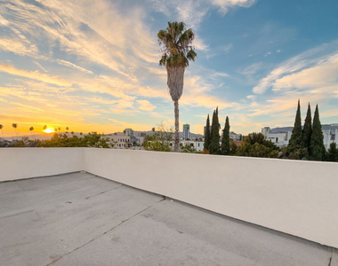 1122 N Beachwood Drive - Photo Thumbnail 14