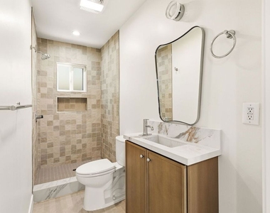 1122 N Beachwood Drive - Photo Thumbnail 8