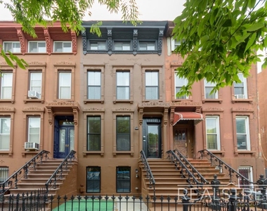 536a Monroe St - Photo Thumbnail 4