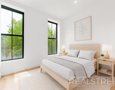 536a Monroe St - Photo Thumbnail 2