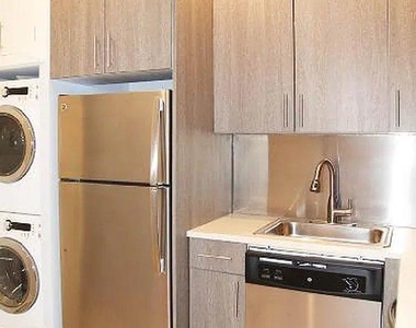 East 52nd Street - Photo Thumbnail 3