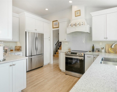 8 Bay Road - Photo Thumbnail 10