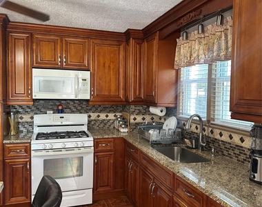 242 Sommerville Place - Photo Thumbnail 5