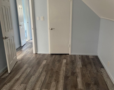 140 Nassau Avenue - Photo Thumbnail 8