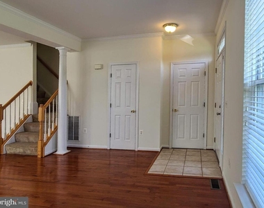 210 Hillside Court - Photo Thumbnail 3