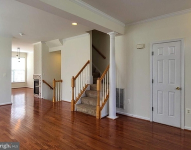 210 Hillside Court - Photo Thumbnail 5