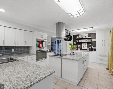 12844 Valleyhill Street - Photo Thumbnail 5