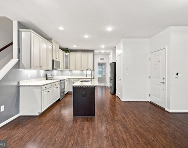 13913 Hollow Wind Way - Photo Thumbnail 9