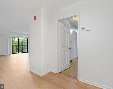 3800 Powell Lane - Photo Thumbnail 1