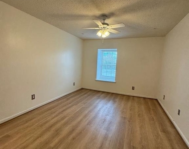 3115 Patrick Henry Drive - Photo Thumbnail 5