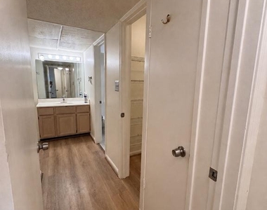 3115 Patrick Henry Drive - Photo Thumbnail 6