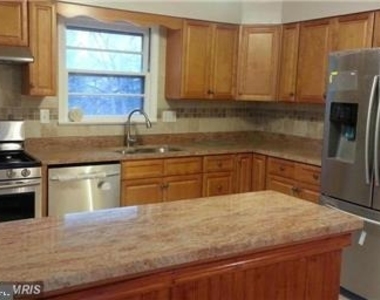 1432 S Greenbrier Street - Photo Thumbnail 4