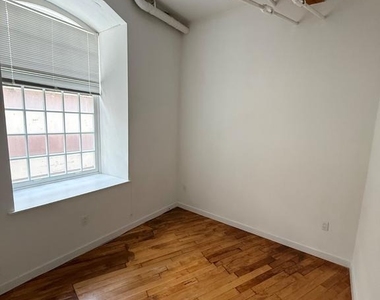 4 Leverington Avenue - Photo Thumbnail 3