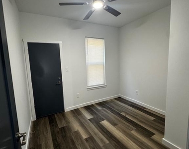 104 W Ontario Street - Photo Thumbnail 2