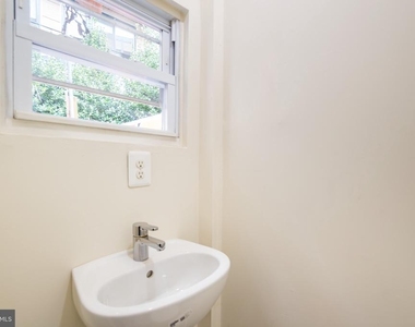 211 W Stiles Street - Photo Thumbnail 16