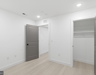 1043 W Orleans Street - Photo Thumbnail 9