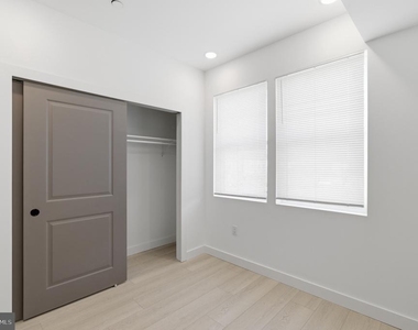 1043 W Orleans Street - Photo Thumbnail 18