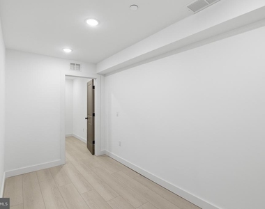 1043 W Orleans Street - Photo Thumbnail 8