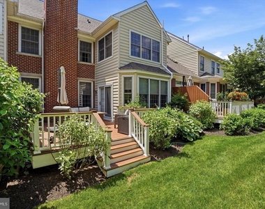 209 Westminster Place - Photo Thumbnail 24