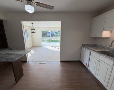3652 Inverness Street - Photo Thumbnail 6